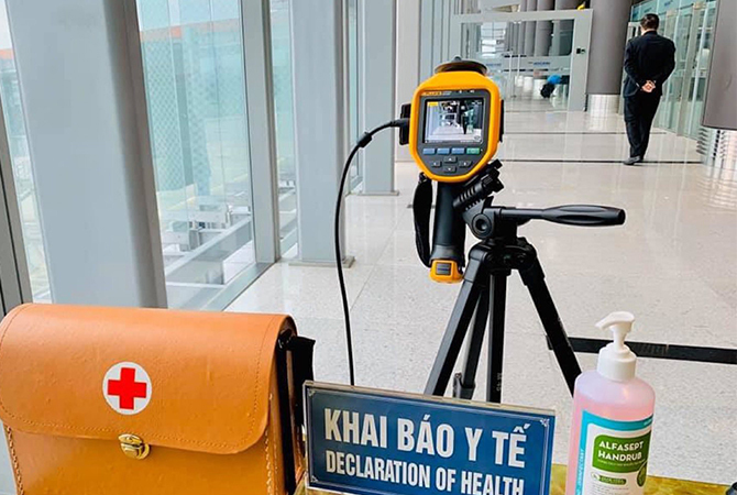 Kiểm tra thân nhiệt hành khách hàng ngày tại cảng hàng không Vân Đồn. Ảnh: Anh Duy.