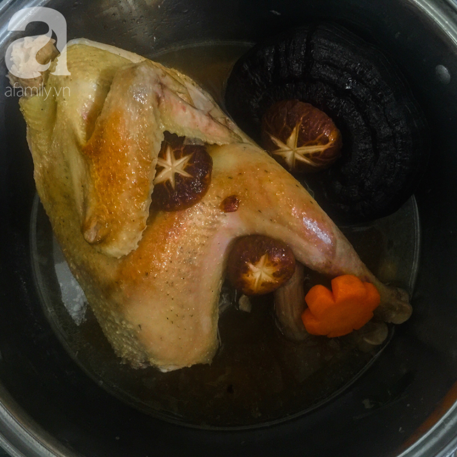 Cuối tuần bồi bổ sức khỏe cho cả nhà với món gà hầm nấm ngon xuất sắc - Ảnh 3. Cuối tuần bồi bổ sức khỏe cho cả nhà với món gà hầm nấm ngon xuất sắc - Ảnh 3.