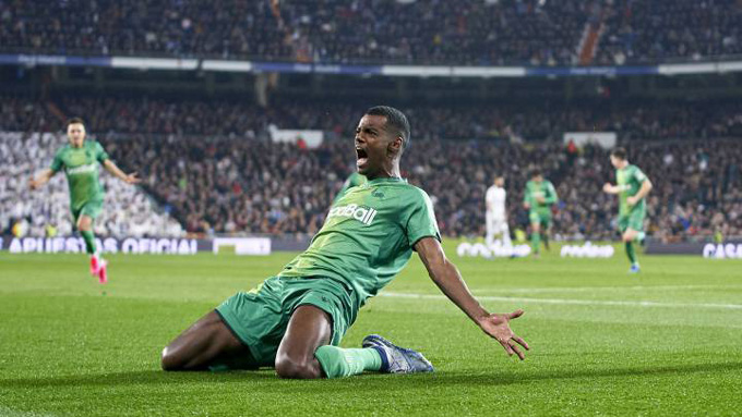 Isak lập 1 cú đúp ấn tượng vào lưới Real