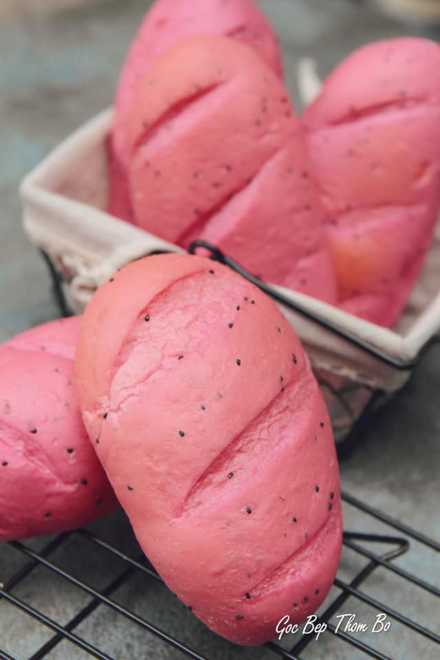 Công thức làm bánh mì từ thanh long được giải cứu đang gây xôn xao, có gì đặc biệt? - Ảnh 2.