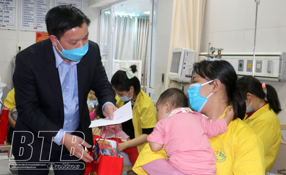 Đồng ch&iacute; Ph&oacute; B&iacute; thư Tỉnh uỷ, Chủ tịch UBND tỉnh thăm, tặng qu&agrave; bệnh nh&acirc;n tại Bệnh viện Nhi Th&aacute;i B&igrave;nh