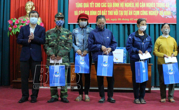 C&aacute;c đồng ch&iacute; l&atilde;nh đạo tỉnh thăm, tặng qu&agrave; tết tại huyện Tiền Hải, Đ&ocirc;ng Hưng v&agrave; L&agrave;ng trẻ SOS Th&aacute;i B&igrave;nh