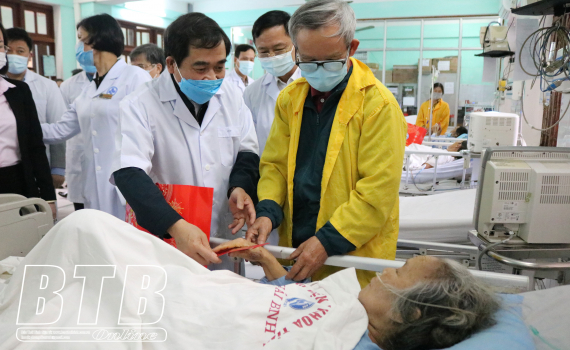 Đồng ch&iacute; Ph&oacute; B&iacute; thư thường trực Tỉnh ủy, Chủ tịch HĐND tỉnh kiểm tra, ch&uacute;c tết Bệnh viện Đa khoa tỉnh