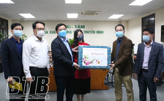 Đồng ch&iacute; Ph&oacute; B&iacute; thư Tỉnh ủy, Chủ tịch UBND tỉnh ch&uacute;c tết c&aacute;n bộ, nh&acirc;n vi&ecirc;n Đ&agrave;i Ph&aacute;t thanh - Truyền h&igrave;nh Th&aacute;i B&igrave;nh