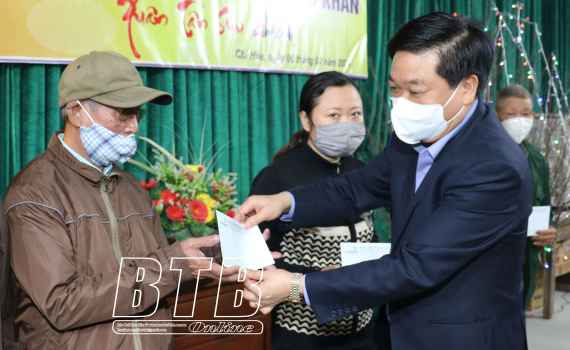 Đồng ch&iacute; Ph&oacute; Chủ tịch thường trực UBND tỉnh trao 320 suất qu&agrave; tết tại hai huyện Đ&ocirc;ng Hưng v&agrave; Hưng H&agrave;