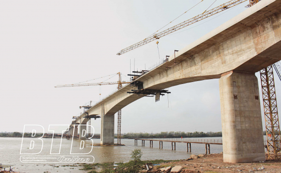 Hợp long cầu vượt s&ocirc;ng Tr&agrave; L&yacute;