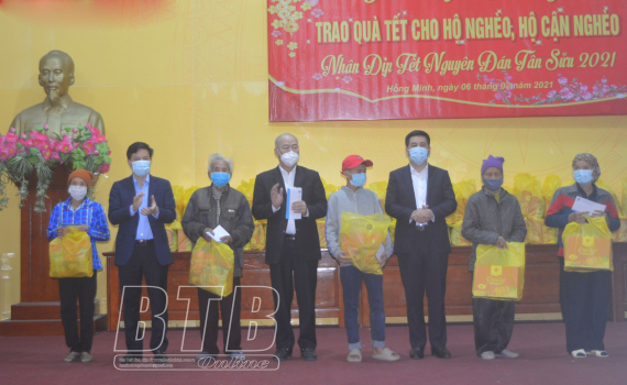 Thăm, tặng qu&agrave; tết hộ ngh&egrave;o, hộ cận ngh&egrave;o ở Hưng H&agrave;