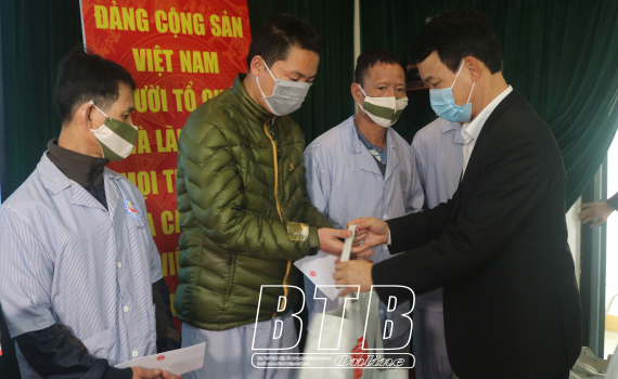  Trao qu&agrave; cho bệnh nh&acirc;n c&oacute; ho&agrave;n cảnh kh&oacute; khăn tại Bệnh viện T&acirc;m thần v&agrave; Bệnh viện Nhi Th&aacute;i B&igrave;nh