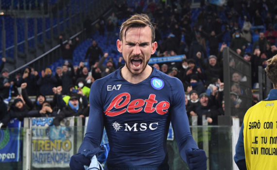 Đánh bại Lazio, Napoli vươn lên giành ngôi đầu Serie A