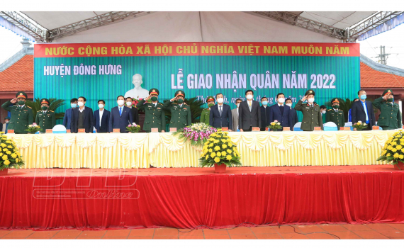 Đồng ch&iacute; B&iacute; thư Tỉnh ủy v&agrave; đồng ch&iacute; Ph&oacute; Tham mưu trưởng Qu&acirc;n khu 3 dự lễ giao nhận qu&acirc;n tại huyện Đ&ocirc;ng Hưng