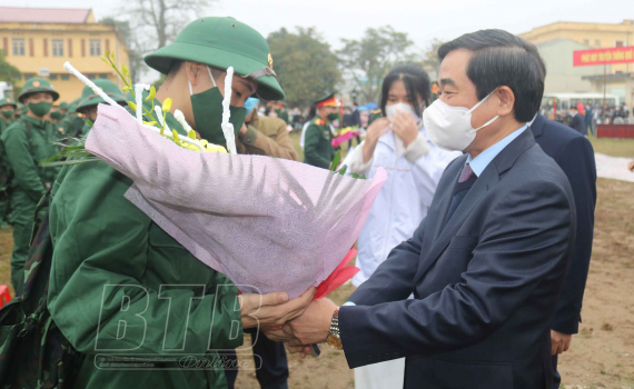 Đồng ch&iacute;  Nguyễn Tiến Th&agrave;nh, Ph&oacute; B&iacute; thư thường trực Tỉnh ủy, Chủ tịch HĐND tỉnh dự lễ giao nhận qu&acirc;n năm 2022 tại huyện Kiến Xương