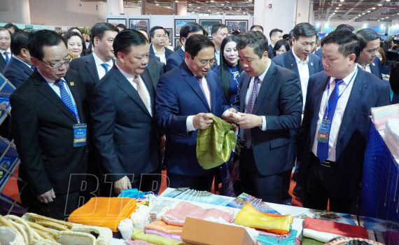 Thủ tướng Ch&iacute;nh phủ ấn tượng với c&aacute;c sản phẩm đặc trưng của Th&aacute;i B&igrave;nh