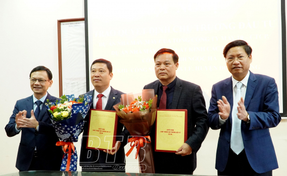 Trao quyết định chấp thuận chủ trương đầu tư dự &aacute;n cho 2 nh&agrave; đầu tư