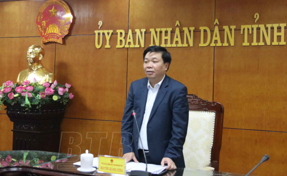 UBND tỉnh nghe b&aacute;o c&aacute;o t&igrave;nh h&igrave;nh tuyến đường bộ từ th&agrave;nh phố Th&aacute;i B&igrave;nh đi cầu Ngh&igrave;n