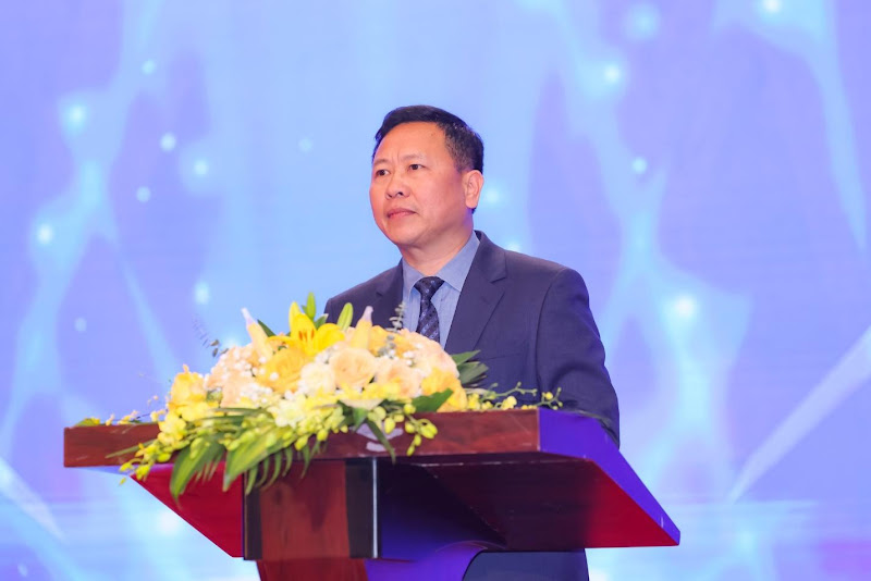 Có thể là hình ảnh về 1 người và cái bục