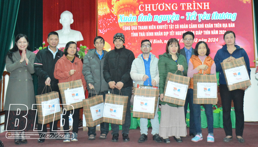 Tặng 40 suất quà cho thanh niên khuyết tật