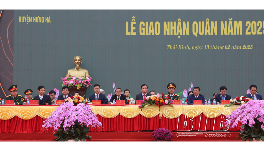 Đồng ch&iacute; Nguyễn Khắc Thận, B&iacute; thư Tỉnh ủy dự lễ giao nhận qu&acirc;n năm 2025 tại huyện Hưng H&agrave;
