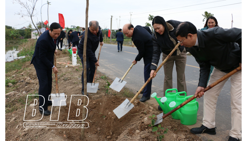 C&aacute;c đồng ch&iacute; l&atilde;nh đạo tỉnh dự lễ ph&aacute;t động &ldquo;Tết trồng c&acirc;y đời đời nhớ ơn B&aacute;c Hồ&rdquo; xu&acirc;n Ất Tỵ 