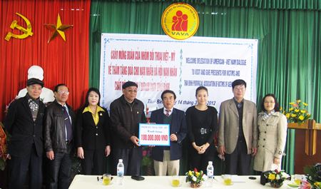 Nh&oacute;m Đối thoại Việt - Mỹ thăm, tặng qu&agrave; nạn nh&acirc;n chất độc da cam Th&aacute;i B&igrave;nh