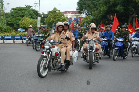 Sau một năm thực hiện cuộc vận động "C&ocirc;ng an nh&acirc;n d&acirc;n chấp h&agrave;nh nghi&ecirc;m điều lệnh, x&acirc;y dựng nếp sống văn ho&aacute;, v&igrave; nh&acirc;n d&acirc;n phục vụ"