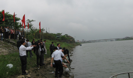 Ph&aacute;t động thả giống thủy sản ra v&ugrave;ng nước tự nhi&ecirc;n

