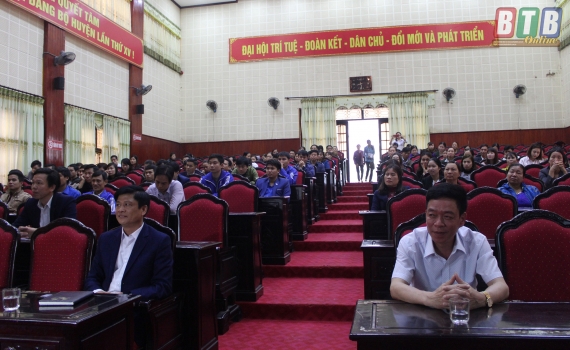 Đ&ocirc;ng Hưng truyền th&ocirc;ng về Hạnh ph&uacute;c gia đ&igrave;nh trong t&igrave;nh h&igrave;nh mới