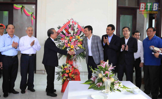 C&aacute;c đồng ch&iacute; l&atilde;nh đạo tỉnh thăm Trung t&acirc;m mục vụ L&ograve;ng Ch&uacute;a thương x&oacute;t Gi&aacute;o phận Th&aacute;i B&igrave;nh