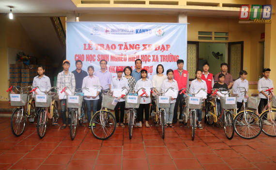 Trao tặng xe đạp cho học sinh nghèo