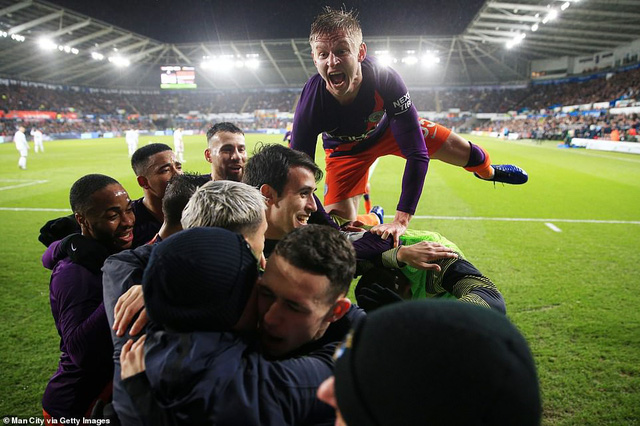 Kết quả bóng đá sáng 17/3: Manchester Utd dừng bước, Manchester City đi tiếp tại tứ kết cúp FA; Real Madrid thắng thuyết phục Celta Vigo - Ảnh 2.