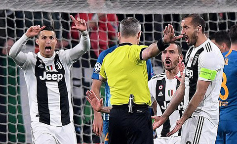 Trọng tài 2 lần từ chối dùng công nghệ VAR cho các cầu thủ Juventus