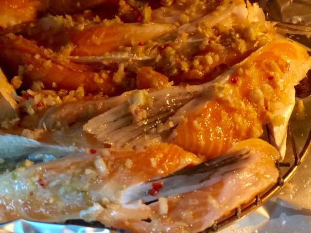 Cuối tuần làm vi cá hồi nướng muối sả lạ miệng đãi cả nhà - Ảnh 2.