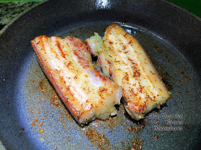 Thịt chín vàng đều cho ra đĩa, lấy giấy thấm dầu thấm đều xung quanh cho bớt mỡ. Sau đó thái miếng vừa ăn, xếp ra đĩa. Lấy sả, tỏi, ớt đã phi thơm ở trên rắc lên trên ăn cùng thịt chiên.