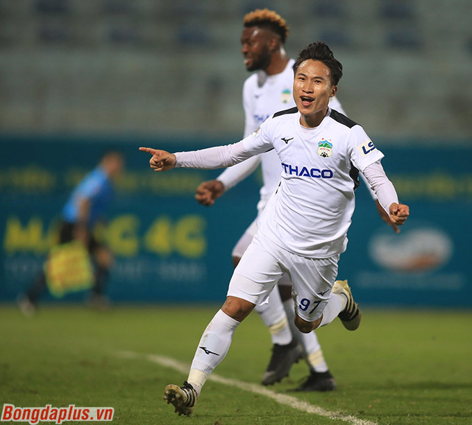 Việt Hưng nhân đôi cách biệt cho HAGL - Ảnh: Minh Tuấn