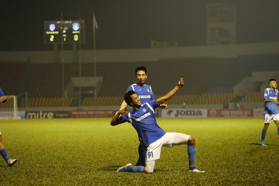 Lynch chơi cực hay với cú đúp vào lưới Hà Nôị - Ảnh: Đức Cường 