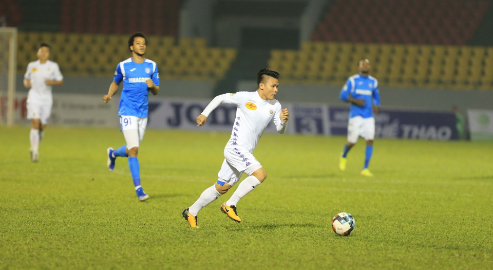 Quang Hải chơi đầy nỗ lực nhưng gặp khó khăn trước cách chơi áp sát của Than.QN - Ảnh: Đức Cường 