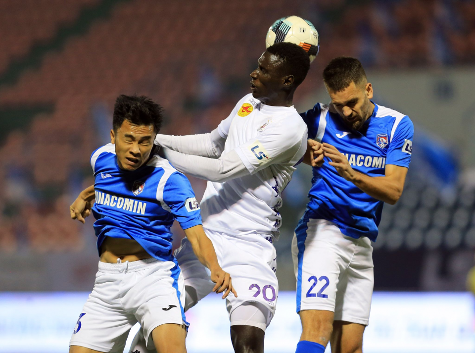 Omar luôn bị các cầu thủ phòng ngự Than.QN theo kèm chặt - Ảnh: Đức Cường 