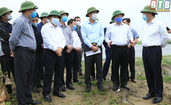 Đồng ch&iacute; B&iacute; thư Tỉnh ủy, Chủ tịch HĐND tỉnh kiểm tra tiến độ thi c&ocirc;ng dự &aacute;n n&acirc;ng cấp, cải tạo đường 217 (ĐT.396B)