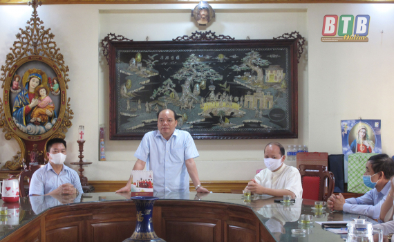 Tặng khẩu trang cho một số cơ sở tôn giáo trên địa bàn huyện Vũ Thư