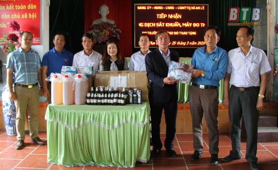 Trao tặng trang thiết bị phòng, chống dịch Covid-19