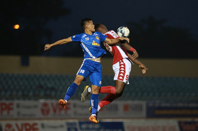 Pha tranh bóng tầm cao của cầu thủ hai đội - Ảnh: LVT