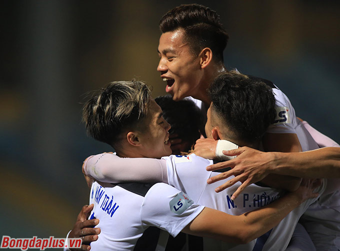 HAGL chọc thủng lưới Viettel với pha phối hợp sắc sảo của Văn Toàn và Chevaugn - Ảnh: Minh Tuấn