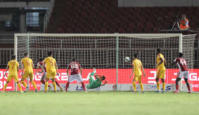 Pha bóng ghi bàn thắng của CLB TP.HCM ở phút cuối trận. Ảnh: Quốc An