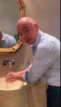 HLV Park Hang Seo tham gia thử thách rửa tay đúng cách - Ảnh 1.