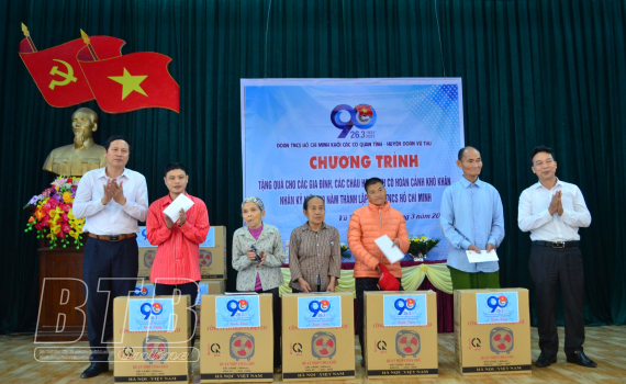 Tặng quà cho các gia đình và học sinh có hoàn cảnh khó khăn