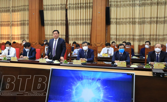 C&aacute;c đồng ch&iacute; l&atilde;nh đạo tỉnh l&agrave;m việc với hai nh&agrave; đầu tư H&agrave;n Quốc