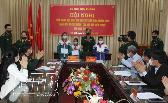 Tuy&ecirc;n dương học sinh, sinh vi&ecirc;n ti&ecirc;u biểu trong chương tr&igrave;nh &ldquo;N&acirc;ng bước em tới trường - Con nu&ocirc;i đồn bi&ecirc;n ph&ograve;ng&rdquo;  