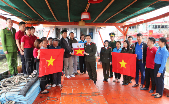 Chung tay t&igrave;nh nguyện v&igrave; th&aacute;ng ba bi&ecirc;n giới