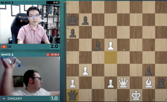 Đại kiện tướng n&eacute;m chai nước khi thua Quang Li&ecirc;m