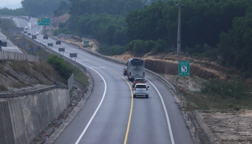 Cho ph&eacute;p vượt xe ở nhiều đoạn hai l&agrave;n tr&ecirc;n cao tốc Cam Lộ - La Sơn