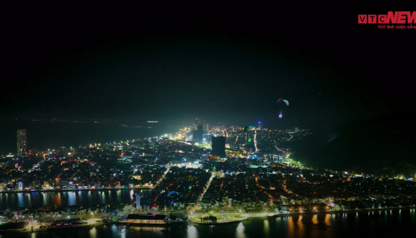 M&atilde;n nh&atilde;n m&agrave;n biểu diễn d&ugrave; lượn đầy sắc m&agrave;u tr&ecirc;n trời B&igrave;nh Định